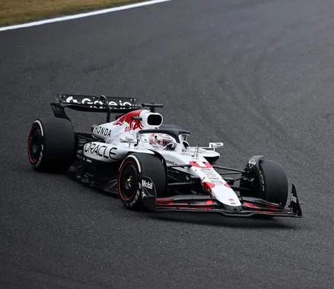 The white RB21 on track, seen across the asphalt from the outside of a corner.